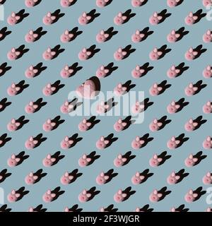 Ostermuster, rosa Hase auf blauem Hintergrund. Flache Komposition mit dekorativen Herzen. Stockfoto