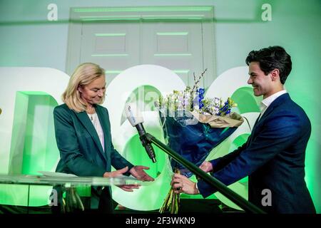 Der Parteivorsitzende von D66, Sigrid Kaag, reagiert im Vereinshaus des Nationalbüros auf die Ergebnisse der Parlamentswahlen in Den Haag am 17. März 2021. Die Partei des niederländischen Premierministers Mark Rutte gewann die meisten Sitze bei Wahlen, die von der Coronavirus-Pandemie dominiert wurden, und brachte ihn auf Kurs, seine vierte Koalition zu führen, sagten Austrittsumfragen am 17. März 2021. Die pro-EU-D66-Partei, die Ruttes Europapolitik als Teil seiner aktuellen Regierung in Frage gestellt hat, wird auf den zweiten Platz steigen, während der Anti-Islam-Führer Geert Wilders Boden verloren hat, um in den dritten öffentlichen Sender zu wechseln Stockfoto