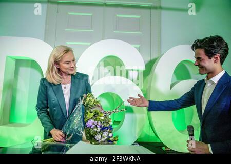 Der Parteivorsitzende von D66, Sigrid Kaag, reagiert im Vereinshaus des Nationalbüros auf die Ergebnisse der Parlamentswahlen in Den Haag am 17. März 2021. Die Partei des niederländischen Premierministers Mark Rutte gewann die meisten Sitze bei Wahlen, die von der Coronavirus-Pandemie dominiert wurden, und brachte ihn auf Kurs, seine vierte Koalition zu führen, sagten Austrittsumfragen am 17. März 2021. Die pro-EU-D66-Partei, die Ruttes Europapolitik als Teil seiner aktuellen Regierung in Frage gestellt hat, wird auf den zweiten Platz steigen, während der Anti-Islam-Führer Geert Wilders Boden verloren hat, um in den dritten öffentlichen Sender zu wechseln Stockfoto