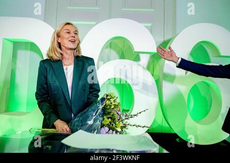 Der Parteivorsitzende von D66, Sigrid Kaag, reagiert im Vereinshaus des Nationalbüros auf die Ergebnisse der Parlamentswahlen in Den Haag am 17. März 2021. Die Partei des niederländischen Premierministers Mark Rutte gewann die meisten Sitze bei Wahlen, die von der Coronavirus-Pandemie dominiert wurden, und brachte ihn auf Kurs, seine vierte Koalition zu führen, sagten Austrittsumfragen am 17. März 2021. Die pro-EU-D66-Partei, die Ruttes Europapolitik als Teil seiner aktuellen Regierung in Frage gestellt hat, wird auf den zweiten Platz steigen, während der Anti-Islam-Führer Geert Wilders Boden verloren hat, um in den dritten öffentlichen Sender zu wechseln Stockfoto