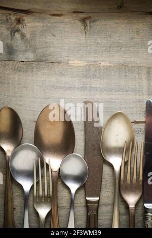 Küchenbesteck Sammlung auf einem Holztisch. Stockfoto