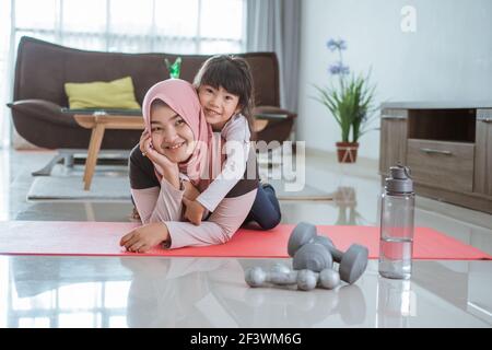 Familie Frau und Kind genießen das Training zu Hause Stockfoto