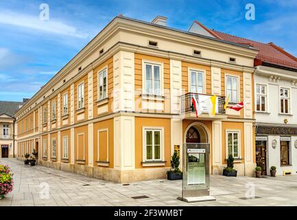 Wadowice, Polen - 27. August 2020: Familienhaus von Karol Wojtyla, später Papst Johannes Paul II., heute Heiliges Vater Familienheim Museum auf dem Marktplatz Stockfoto