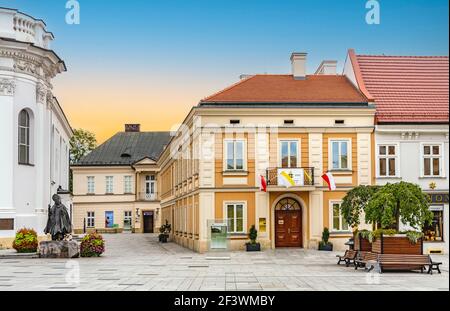 Wadowice, Polen - 27. August 2020: Familienhaus von Karol Wojtyla, später Papst Johannes Paul II., heute Heiliges Vater Familienheim Museum auf dem Marktplatz Stockfoto