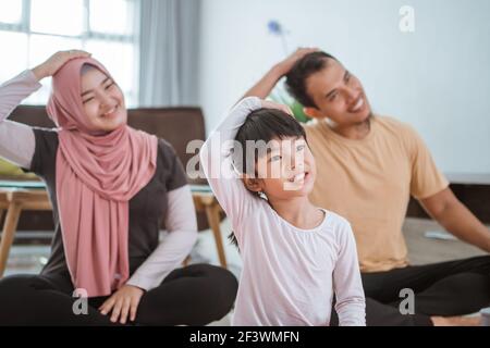 Portrait eines gesunden muslimischen Familienworkouts zu Hause Stockfoto