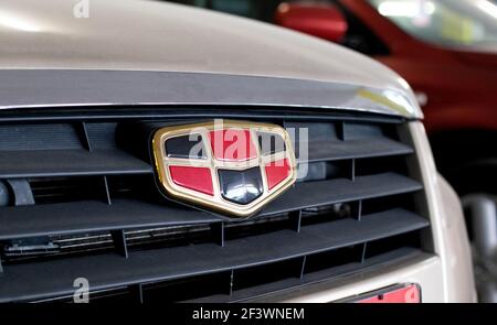 MINSK, WEISSRUSSLAND 07,10.19: Geely Auto Emblem auf der Motorhaube. Konzept der Marke und Qualität Autos, Nahaufnahme. Branche Stockfoto