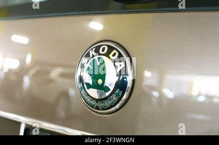 MINSK, WEISSRUSSLAND 07,10.19: Skoda Auto Emblem auf der Motorhaube. Konzept der Marke und Qualität Autos, Nahaufnahme. Branche Stockfoto