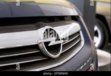 MINSK, WEISSRUSSLAND 07,10.19: Opel-Auto-Emblem auf der Motorhaube. Konzept der Marke und Qualität Autos, Nahaufnahme. Branche Stockfoto