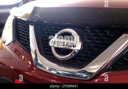 MINSK, WEISSRUSSLAND 07,10.19: Nissan-Auto-Emblem auf der Motorhaube. Konzept der Marke und Qualität Autos, Nahaufnahme. Branche Stockfoto