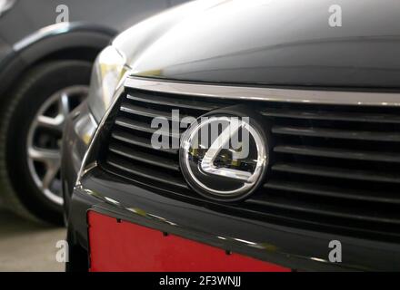 MINSK, WEISSRUSSLAND 07,10.19: Lexus Auto Emblem auf der Motorhaube. Konzept der Marke und Qualität Autos, Nahaufnahme. Branche Stockfoto