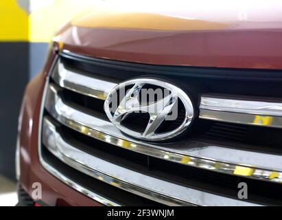 MINSK, WEISSRUSSLAND 07,10.19: Hyundai Auto Emblem auf der Motorhaube. Konzept der Marke und Qualität Autos, Nahaufnahme. Branche Stockfoto