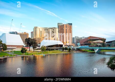 Adelaide, South Australia - 7. September 2020: Skyline von Adelaide CBD mit dem neuen Skycity Casino Gebäude, das bei Sonnenuntergang über dem Torrens Fluss blickt Stockfoto