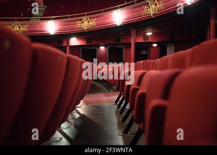 Leere Sitzmöglichkeiten sind im Theater Sebastopol zu sehen, das am 17. März 2021 von Unterhaltungsarbeitern in Lille, Nordfrankreich, besetzt wurde. Demonstranten besetzten am Mittwoch drei Nationaltheater, um ein Ende des Verbots kultureller Aktivitäten zu fordern, das aufgrund der Pandemie verhängt wurde, da die Frustration mit dem monatelangen Stillstand der Aufführungen wächst. Theater, Kinos, Museen und andere Kulturräume wurden seit der letzten Vollsperrung Frankreichs im Oktober geschlossen und blieben trotz der Wiedereröffnung der meisten Unternehmen im Dezember geschlossen. Foto von Julie Sebadelha/ABACAPRESS.COM Stockfoto