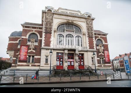 Das Theater Sebastopol wird am 17. März 2021 in Lille, Nordfrankreich, immer noch von Unterhaltungsarbeitern besetzt. Demonstranten besetzten am Mittwoch drei Nationaltheater, um ein Ende des Verbots kultureller Aktivitäten zu fordern, das aufgrund der Pandemie verhängt wurde, da die Frustration mit dem monatelangen Stillstand der Aufführungen wächst. Theater, Kinos, Museen und andere Kulturräume wurden seit der letzten Vollsperrung Frankreichs im Oktober geschlossen und blieben trotz der Wiedereröffnung der meisten Unternehmen im Dezember geschlossen. Foto von Julie Sebadelha/ABACAPRESS.COM Stockfoto