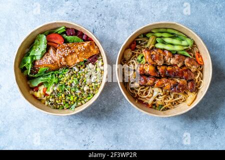 Japanische Yakitori-Hühnchen- und Poke-Schale. Take Away Healthy Food in Take Out Plastic Powl. Bereit zum Essen. Stockfoto