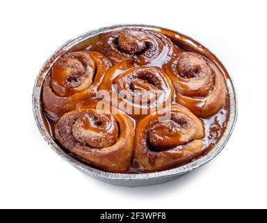 Frisch gebackene Zimtschnecken mit Karamellsauce isoliert auf bedeckt Weißer Hintergrund Stockfoto