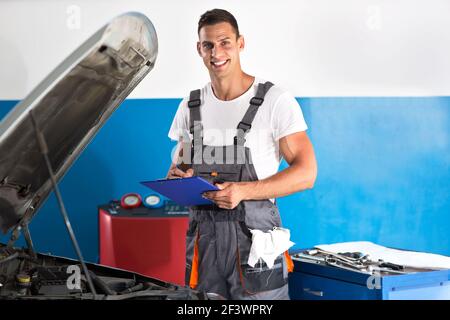 Kfz-Mechaniker in Zwischenablage schreiben Stockfoto