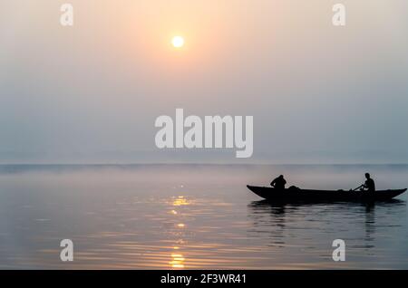 Sonnenaufgangs-Zeit am Ganges Fluss in Varanasi Stockfoto