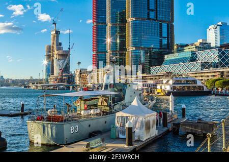 Darling Harbour, Sydney, Australien. Im Vordergrund steht das Patrouillenboot HMAS Advance, heute ein Museumsschiff. Dahinter befinden sich die International Towers Stockfoto