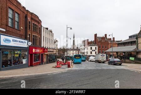 Eine Straßenszene in Tubwell Row, Darlington, England, Großbritannien Stockfoto