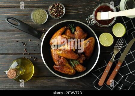 Konzept von leckeren Speisen mit gebackenen Hähnchenflügel auf Holz Hintergrund Stockfoto