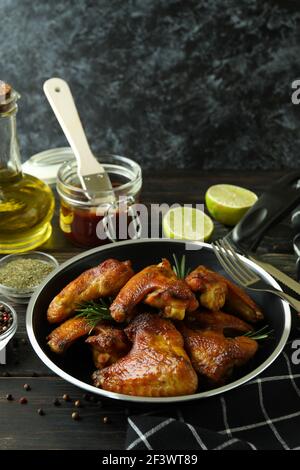 Konzept von leckeren Speisen mit gebackenen Hähnchenflügel auf Holz Tabelle Stockfoto