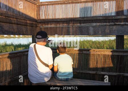 Gandfather und Enkel auf einem Vogelbeobachtsplatz Stockfoto