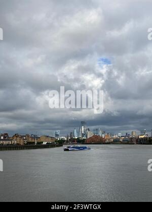 Sturm Wolken über der Stadt London während Lockdown, England Großbritannien. Stockfoto