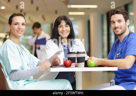 Junge Ärzte mit Mittagspause im Krankenhaus Stockfoto