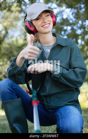 Frau bei der Gartenarbeit im Garten arbeitet mit Heckenschere Stockfoto