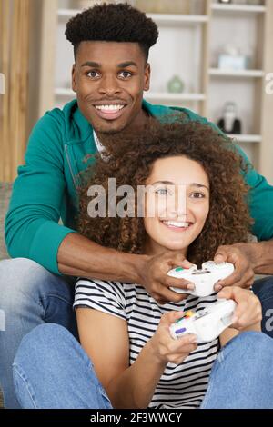 Multi ethnischen Paar spielen Computerspiel Stockfoto