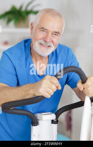 Fit reifen Mann Training auf einem Fitness-Club Heimtrainer Stockfoto