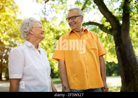 Altes glückliches Paar in der Liebe Spaß im Park Stockfoto