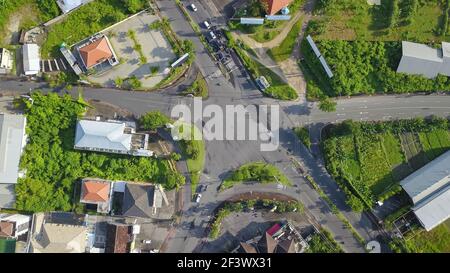 Luftaufnahme zum Stau vor der Kreuzung, Annäherung an die Kreuzung. Jalan Sunset Road auf der Insel Kuta, Bali. Sonniger Tag, heiß Stockfoto