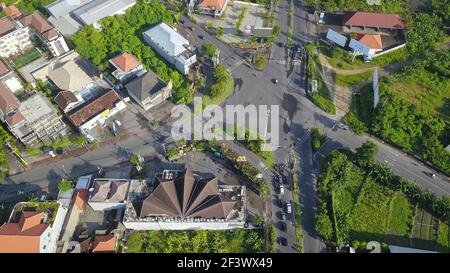 Kuta, Bali, Indonesien, 15. März 2021. Luftaufnahme zum Stau vor der Kreuzung, Annäherung an die Kreuzung. Jalan Sunset Road am Stockfoto