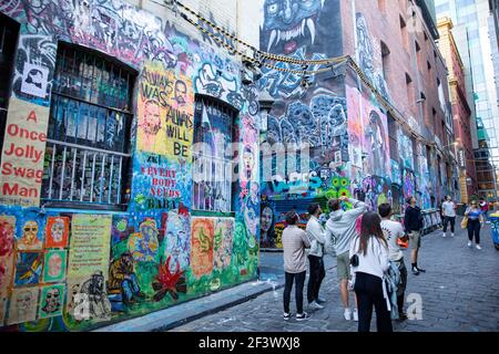 Hosier Lane Melbourne junge Touristen betrachten die legale Street Art Auf dieser berühmten Gasse, Melbourne City Centre, Victoria, Australien Stockfoto