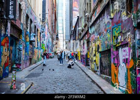 Hosier Lane Melbourne junge Touristen betrachten die legale Street Art Auf dieser berühmten Gasse, Melbourne City Centre, Victoria, Australien Stockfoto