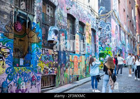 Hosier Lane Melbourne, Street Art und Graffiti in der berühmten Hosier Lane im Stadtzentrum von Melbourne, Victoria, Australien Stockfoto