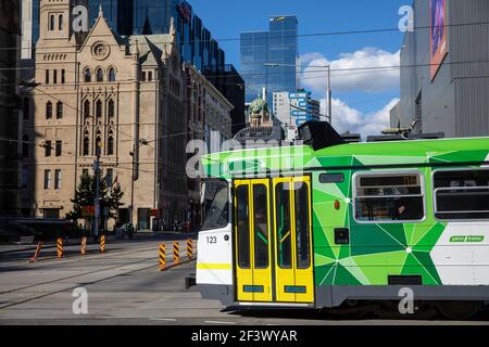 Melbourne Straßenbahn öffentlichen Verkehrsmitteln durch das Stadtzentrum, Victoria, Australien betrieben Mit der yarra Straßenbahn Stockfoto