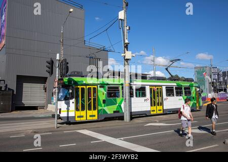 Melbourne Straßenbahn öffentlichen Verkehrsmitteln durch das Stadtzentrum, Victoria, Australien betrieben Mit der yarra Straßenbahn Stockfoto