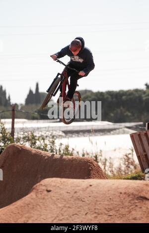 Dirt Bike Rider macht Sprünge im La Poma Bike Park in der Nähe von Barcelona, Spanien Stockfoto