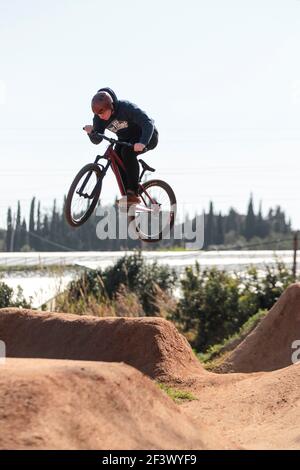 Dirt Bike Rider macht Sprünge im La Poma Bike Park in der Nähe von Barcelona, Spanien Stockfoto