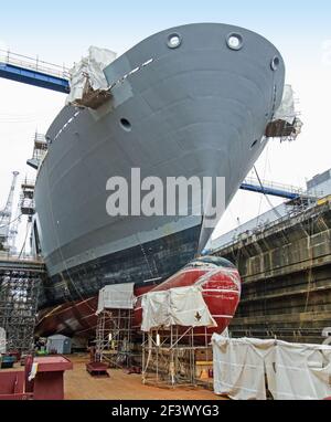 Der Bogen von HMS Albion, L14, im Trockendock bei Devonport Dockyard im Jahr 2015 während des Besuchs von Prinzessin Royal, Prinzessin Anne. Sie ist das neunte Schiff zu carr Stockfoto