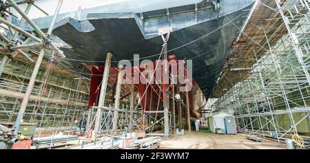 Panorama unter dem Rumpf der HMS Albion, L14, im Trockendock bei Devonport Dockyard im Jahr 2015 während des Besuchs von Prinzessin Royal, Prinzessin Anne. Sie ist es Stockfoto