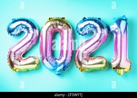 Bunte Folienballons machten Zahlen 2021 auf blauem Hintergrund mit hellen Bokehs. Frohes neues Jahr Feier Partei. Grüße und Gratulation Konzept Stockfoto