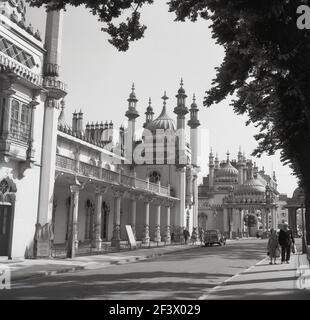 1950s, historisch, Außenansicht des Royal Pavilion, Brighton, East Sussex, England, Großbritannien, Eine königliche Residenz, die ursprünglich für George, Prinz von Wales, erbaut wurde, der 1811 Prinzregent und 1820 König George IV. Wurde. Erbaut in drei Etappen von 1787 und fertiggestellt 1823, gehören zu den Architekten berühmte Namen wie John Nash und Augustus Charles Pugin. Stockfoto