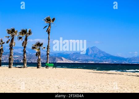 Schöne Aussicht auf den Strand von San Juan in Alicante an einem schönen und hellen Frühlingstag. Berge im Hintergrund Stockfoto