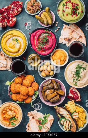 Mediterranes Vorspeisenkonzept. Traditionelle arabische Küche. Nahost Meze mit Pita, Oliven, Hummus, gefüllte Dolma, Falafel Kugeln, Gurken Stockfoto