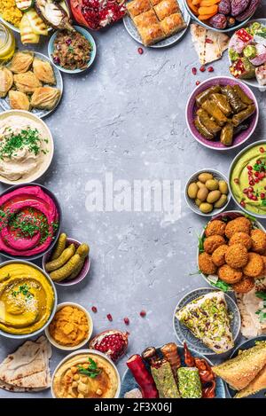Mediterranes Vorspeisenkonzept. Traditionelle arabische Küche. Nahost Meze mit Pita, Oliven, Hummus, gefüllte Dolma, Falafel Kugeln, Gurken Stockfoto