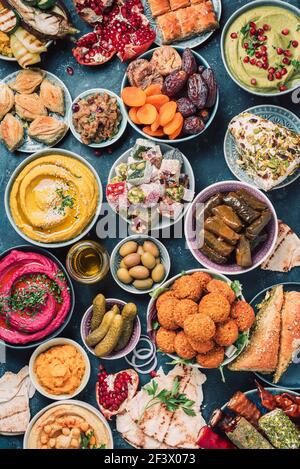 Mediterrane Auswahl an Vorspeisen, Überfluss-Konzept. Draufsicht. Traditionelle arabische Küche. Orientalisch farbener Hummus, Pita, Falafel, Dolma Stockfoto